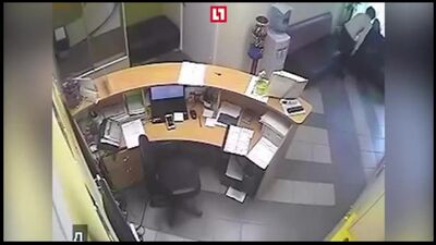 Una zingara, ricorrendo all'ipnosi, ha costretto la sua vittima a ringraziarla in ginocchio