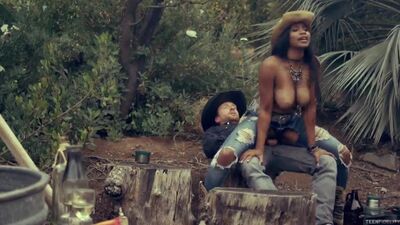 «Um cowboy do Texas fode impiedosamente uma mulata de pele escura com o seu grande pénis» Porno HD online