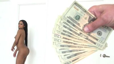 Una prostituta si fa sfondare la figa per soldi, si fa scopare selvaggiamente senza preservativo in cambio di denaro