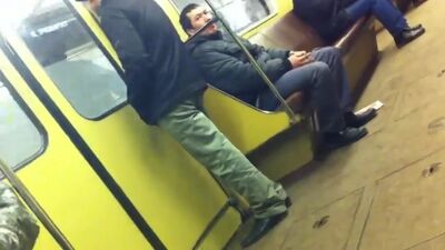 Un tipo se masturba en el metro