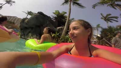 A Kenzie vai para a piscina