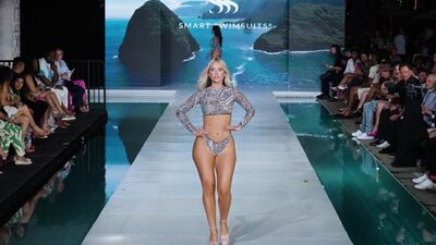 Tydzień mody plażowej w Miami 2025 – modelka Jilissa Ann Zoltko w zwolnionym tempie