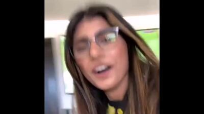 MIA KHALIFA, UNA LOCA DE COJONES, SE BEBIÓ UN VASO DE CERVEZA Y MOSTRÓ LAS TETAS