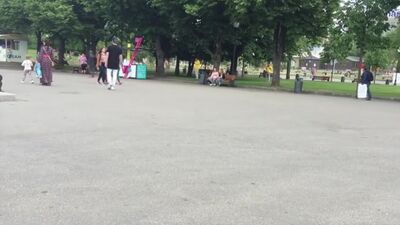 Las chicas enseñan los pechos en la calle a cambio de dinero