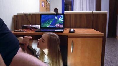 Hat vor ihrer Freundin einen geblasen
