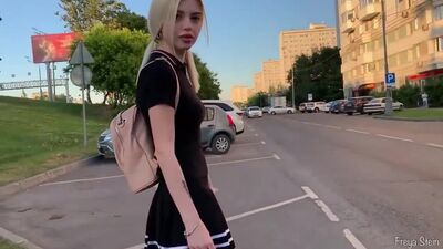 Ол кішкентай қарындасын шанжаумен мәжбүрлеп ауызбен жыныстық қатынасқа түсуге мәжбүр етті (үйде түсірілген жеке орыс секс-порно инцест m