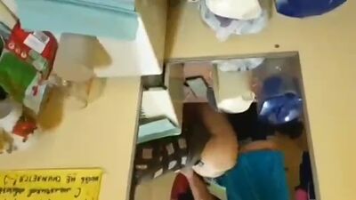 Белгісіз адамның әйелін арттан жамбасына жыныстық қатынасқа түсті. Анамен анальды жыныстық қатынас. Ресейлік үйде түсірілген порно