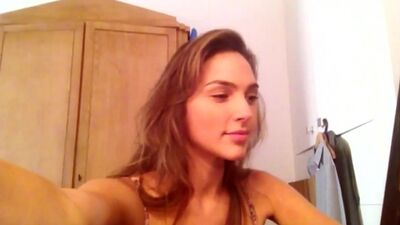 Гал Гадот оголена