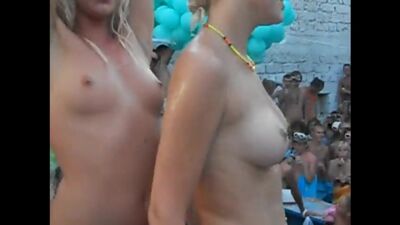 Concours de seins mouillés lors d'une soirée avec de jeunes filles russes, seins naturels, pas de porno, sexe, baise, filles nues