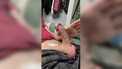 Jacobs fickt den Penis mit einem Piercing und spritzt Sperma auf den Penis