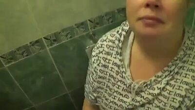 Une femme d'âge mûr a fait une fellation dans les toilettes devant la caméra,