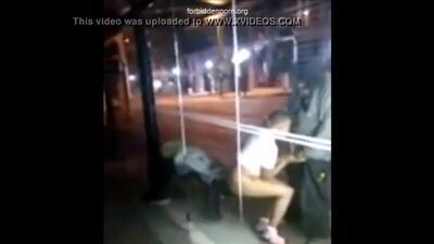 Una estudiante borracha se deja grabar por una cámara oculta mientras le hace una mamada a un vagabundo en un lugar público; porno duro, mamada