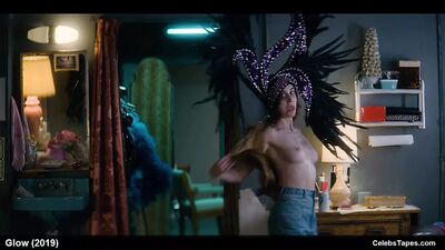 Cenas de cinema com a atriz Alison Brie nua, em topless e de biquíni