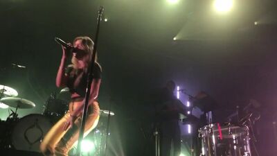 Tove Lo topless – Talking Body [NA ŻYWO] 2017