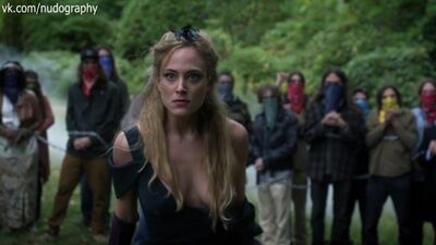 El pecho de Nora Arnezeder en la serie «Mozart in the Jungle» (2014) — Temporada 1, episodio 9 (s01e09)