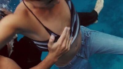 Jessica Alba com um sutiã de tiras finas azul da Slomo 5x