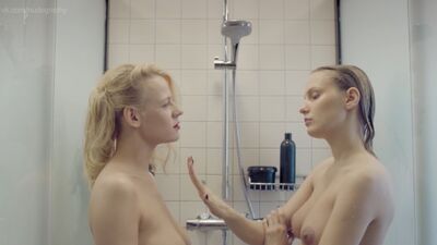 Olga Sutulova, Alexandra Rebenk, María Fomina desnudas en la serie «Las mantenidas» (2019) - tráiler