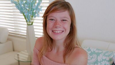 Una joven pelirroja muy guapa con pecas alcanza el orgasmo durante un casting en un vídeo en primera persona