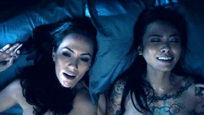 Kate Siegel, Levy Tran y Victoria Pedretti, escenas de amor con desnudos