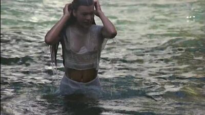 Milla Jovovich Nua - Milla Jovovich Nua - 1991: Regresso à Lagoa Azul