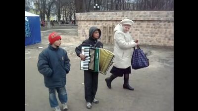 As crianças ciganas cantam na rua
