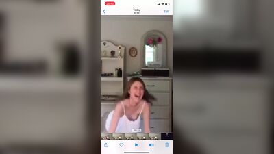Una ragazzina su TikTok mostra il seno sotto la camicetta, oops