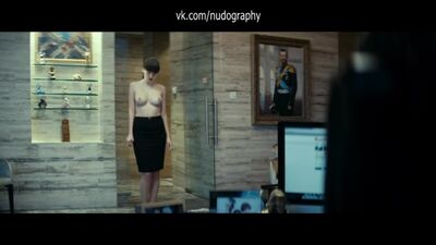 Yulia Snigir com os seios à mostra no filme «Sobre o Amor»
