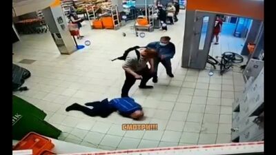 A Kaliningrad un uomo ha picchiato violentemente una guardia di sicurezza di un negozio che gli aveva chiesto di spostare la sua bicicletta