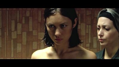 Olga Kurylenko desnuda en la película «The Walls» (2009)