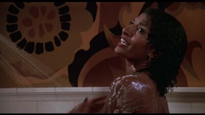 Os grandes seios molhados de Pam Grier