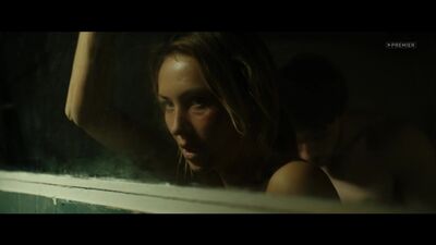 Die sexy Christina Poli in der Serie „Das Spiel ums Überleben“ (Staffel 1, Folge 6). Teil 2