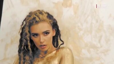 ¡Olga Seryabkina, la solista del grupo Serebro, pintada de dorado! Esto no es porno