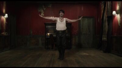 Vampiri in carne e ossa | What We Do in the Shadows (2014) La danza di Deacon