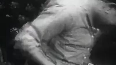 Une femme idéale en tenue sexy (vintage des années 1950)