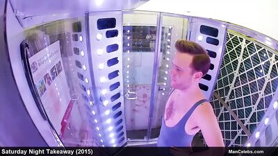 Der männliche Prominente Olly Murs mit einer riesigen Beule während der Reality-Show