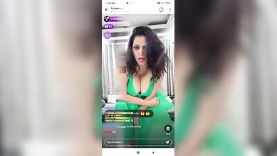 Sapna Sappu, pela primeira vez, o mamilo ao vivo