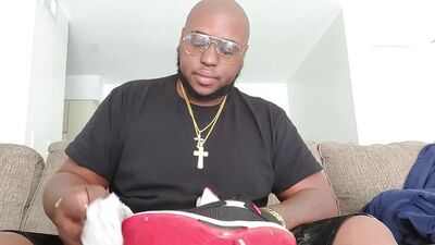 Vidéo ASMR sur le nettoyage des chaussures