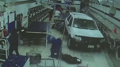 Um condutor de 74 anos de um SUV causou estragos numa lavandaria em Nova Iorque