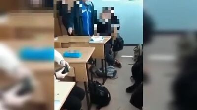 Em Khabarovsk, uma funcionária da limpeza foi despedida após uma briga com um aluno
