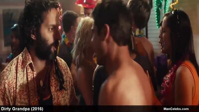 Zac Efron exhibe son corps torse nu et remue son petit cul bien ferme