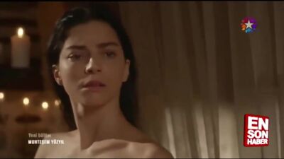 La scène du hammam de Merve Boluğur - Le Siècle de splendeur
