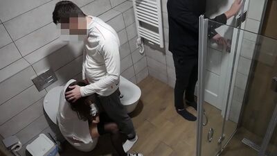Une étudiante s'est saoulée lors d'une soirée chez un pote et ses camarades de classe se sont tapés