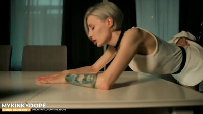 UNE RUSSE JOUIT [vidéo maison, privée, sexe russe, porno, baise, inceste, cocu, porn, Milf, maison, salope, sperme, anal, culs]