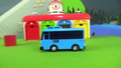 A canção do Tayo. O pequeno autocarro do Tayo, os brinquedos do Tayo, a Peppa Pig e o Patrulha Canina
