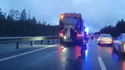 En la región de Leningrado, el cadáver de un hombre cayó del maletero de un coche en el momento del accidente