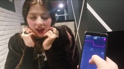 Il a glissé un vibromasseur dans les sous-vêtements de la jeune fille et l'a activé via son téléphone dans un restaurant