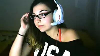 Liianaf zappelt im Stream herum, zeigt ihre Brüste und ihren Hintern