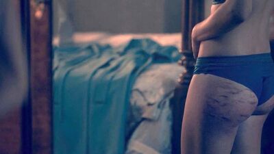 Yvonne Strahovska: escena con moratones en el trasero en scandalplanetcom