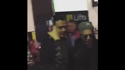 Shah Rukh Khan chegou a Melbourne para o @IFFMelb 2019. Aqui está um vídeo do aeroporto, com os fãs em festa ️