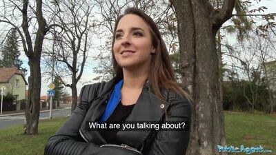 Modelka Amirah Adara uprawia seks z nieznajomym, podczas gdy jej chłopak czeka